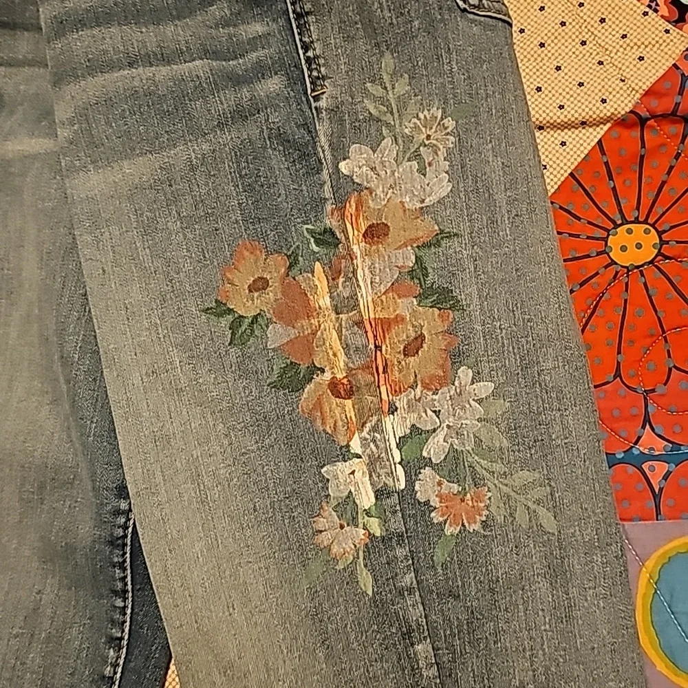 KAARI blue petite straight crop size 10P... painted flowers on left leg-so nice!
